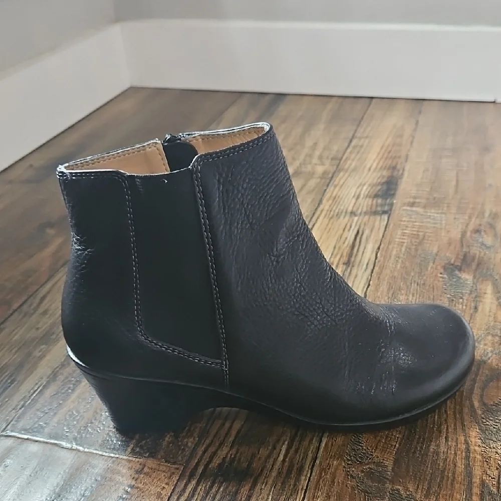Softspots‎ Black Ankle Booties
